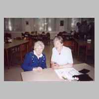 080-2326 17. Treffen vom 6.-8. September 2002 in Loehne - Irmgard und Inge.JPG